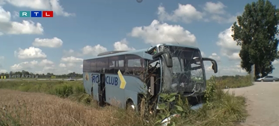 Autó: A hajnali buszbaleset előtt a sofőr azt kiabálta: Mindenki kapaszkodjon!