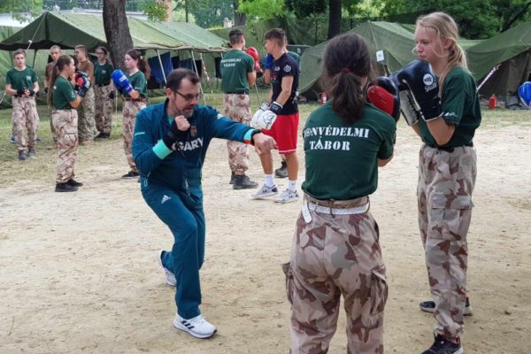 Bertók Róbert szakmai igazgató az ökölvívást népszerűsítette a szentesi honvédelmi táborban – Magyar Ökölvívó Szakszövetség