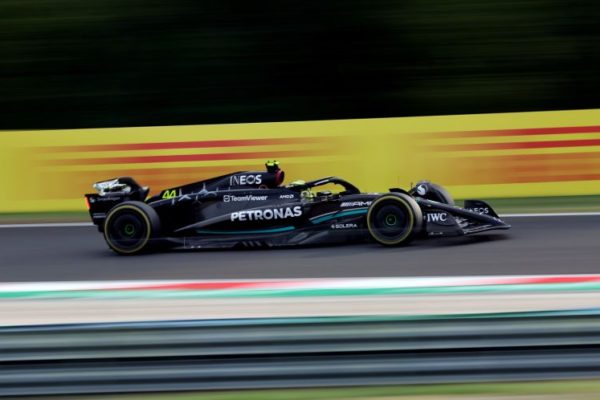 Hamilton-vezetés a Red Bullok előtt a Hungaroringen