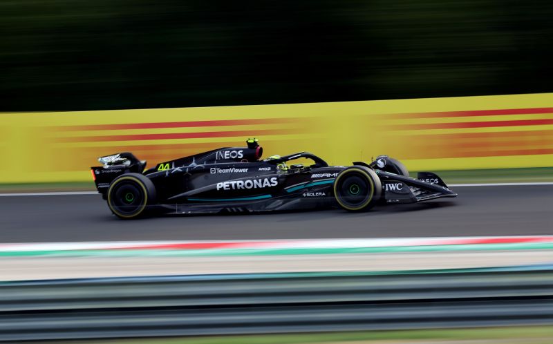 Hamilton-vezetés a Red Bullok előtt a Hungaroringen