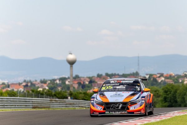 Michelisz a 6., Ehrlacher nyerte az első futamot a Hungaroringen!