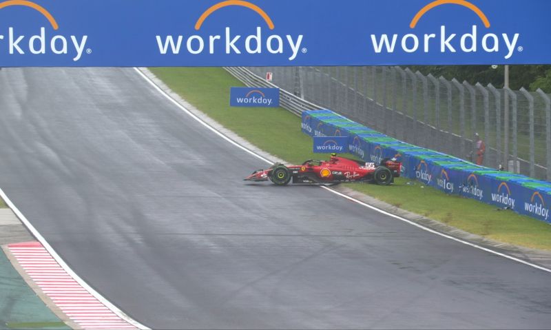 f1-sainz-crash-fp1