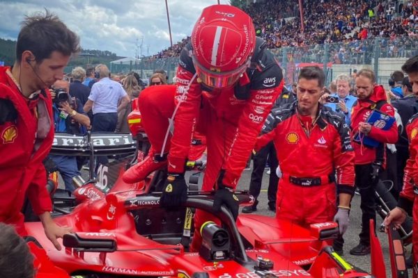 185 milliót ajánlott Leclerc-nek a Ferrari?