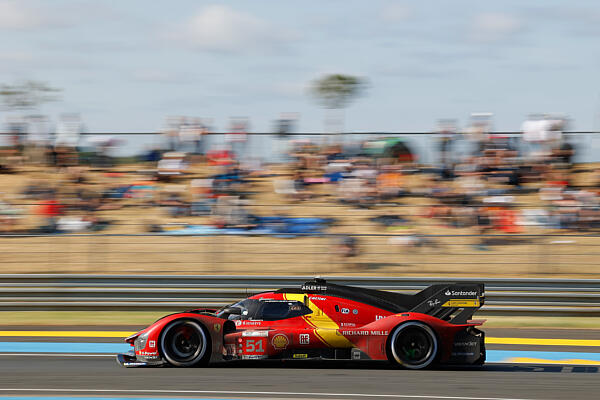 A Le Mans-győztes autó előtt tiszteleghet F1-es festésével a Ferrari az Olasz Nagydíjon