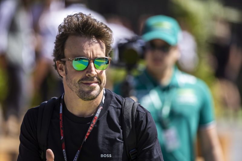 Alonso a pályán kívül lepte meg csapatát