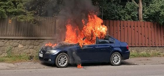 Autó: Hatalmas füsttel égett egy autó Leányfalun