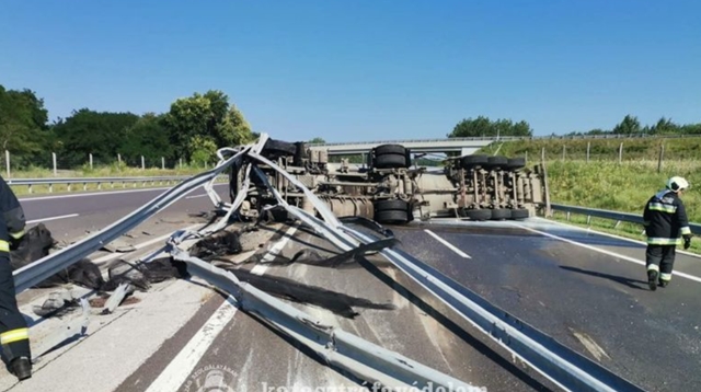 Autó: Videón a baleset, amikor egy tejszállító leszakítja az M3-as szalagkorlátját és felborul