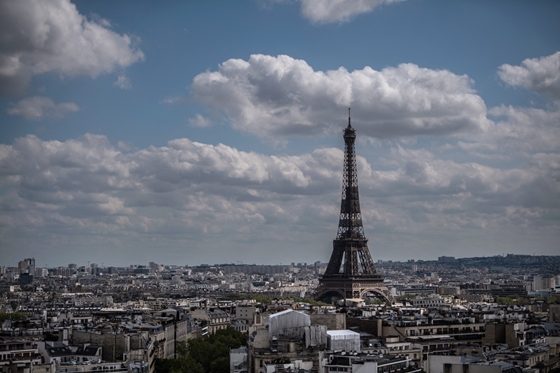 Élet+Stílus: Úgy berúgott két párizsi turista, hogy az Eiffel-toronyban töltötték az éjszakát