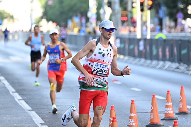 Itthon: Egy magyar indulóval elindult a férfi maratonfutás, sok a lezárás a városban