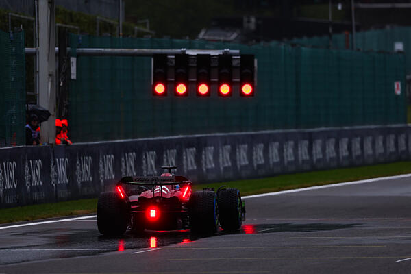 Megérkezett a Ferrari-film első kedvcsináló előzetese Adam Driverrel – videó