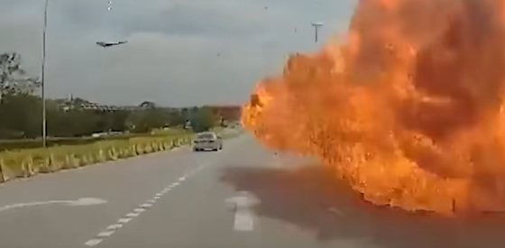 Világ: Repülőgép zuhant egy gyorsforgalmi útra Malajziában, sokan meghaltak – videó