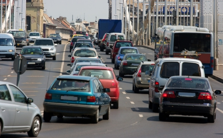 Belefullad a dugóba a főváros – és ennek nem a bicikli az oka, inkább a tömegközlekedés és az agglomeráció…