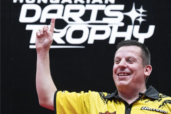 Hungarian Darts Trophy: Humphries dobta a kilencnyilast, de Chisnall győzött