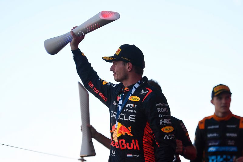 verstappen-suzuka-trophy