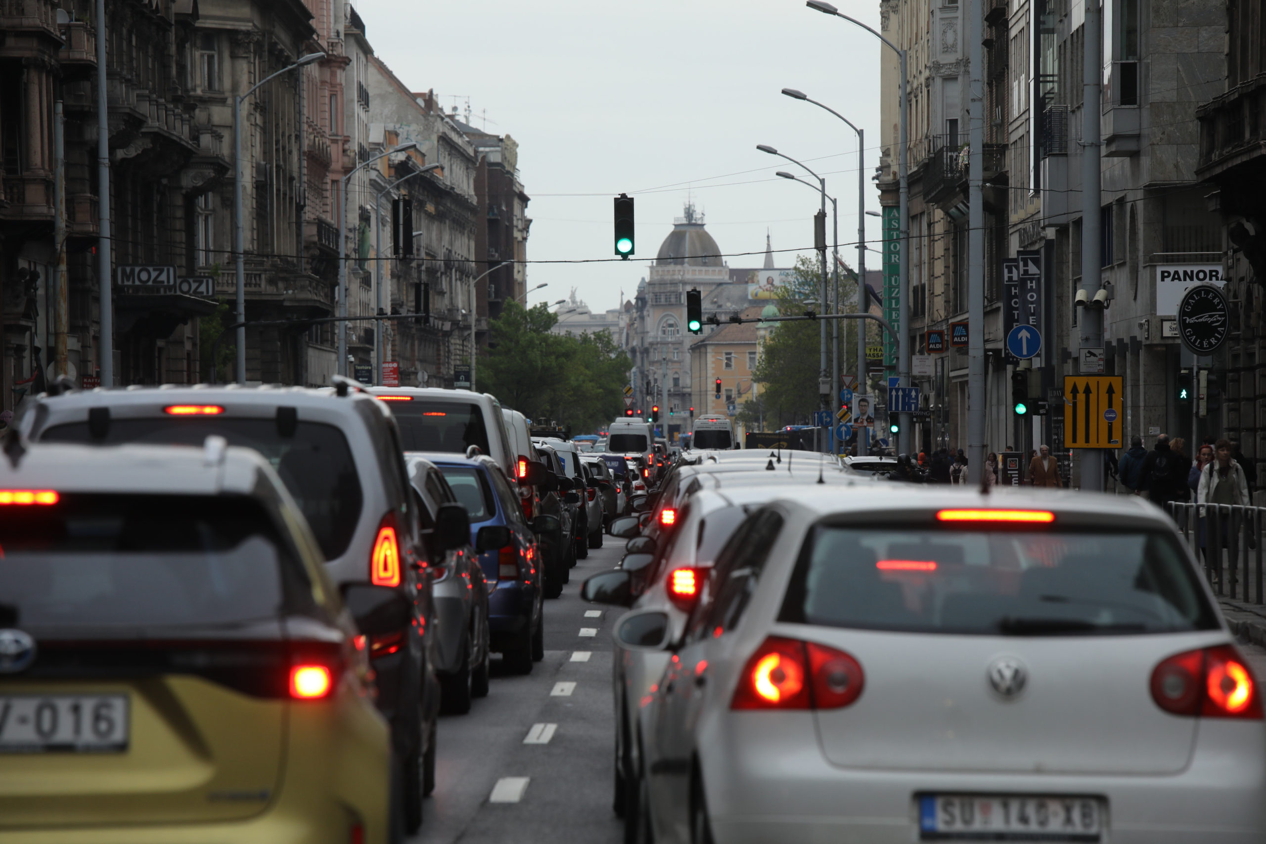 Két kereskedelmi kamara azonnali közlekedésszervezési lépéseket sürget a fővárostól