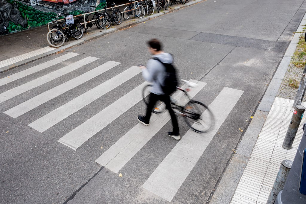 Láthatatlan zebrák Budapesten: újrafestés helyett biciklisávra ment a pénz? + VIDEÓ