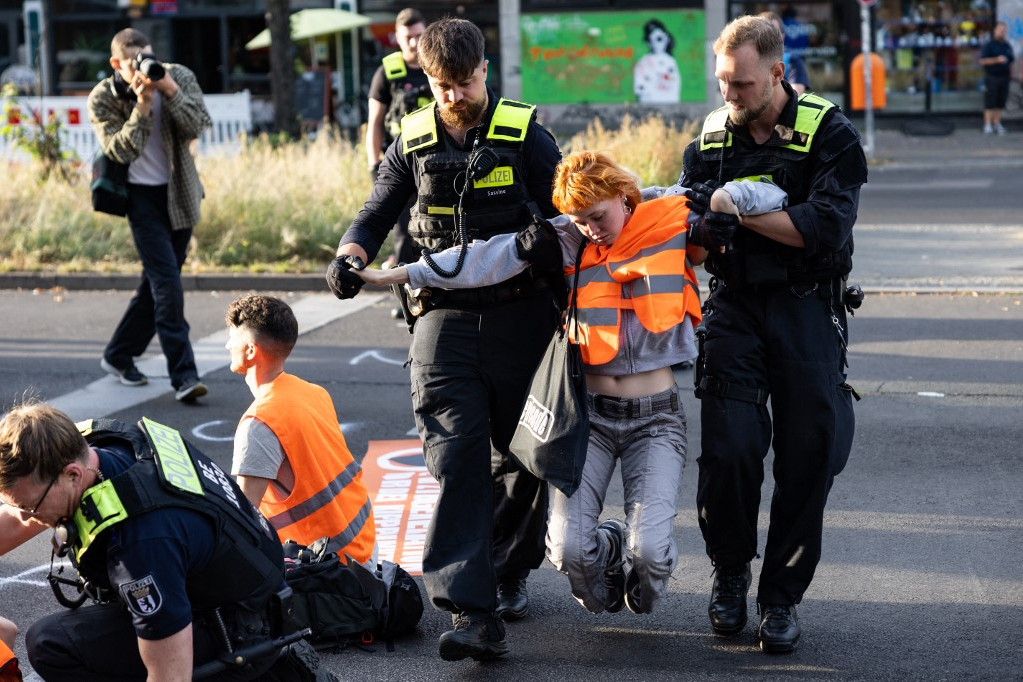 Megbénították a forgalmat a tüntető klímaaktivisták Berlinben