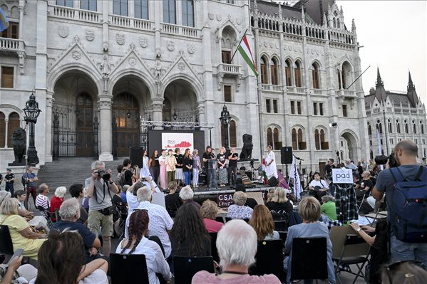 Országos tanévnyitó címmel tartottak demonstrációt a Kossuth téren