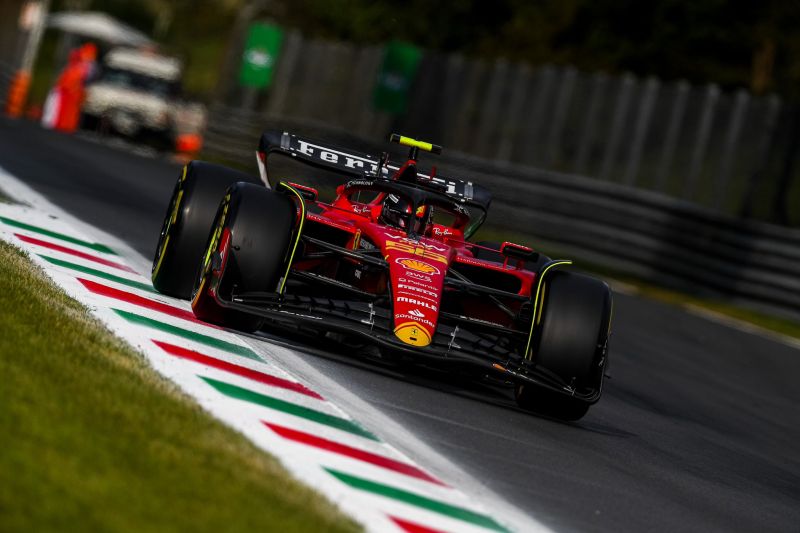 Sainz Verstappen előtt az utolsó edzésen