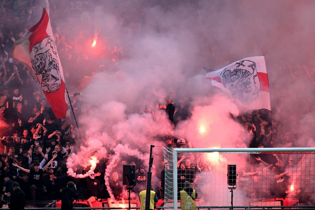 Szurkolói rendbontás miatt félbeszakadt az Ajax-Feyenoord rangadó