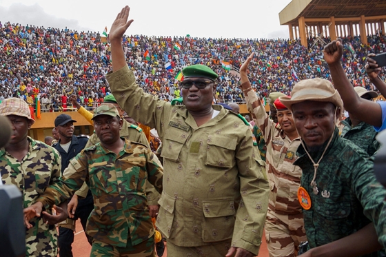 Világ: Franciaország visszahívja diplomatáit és katonáit Nigerből
