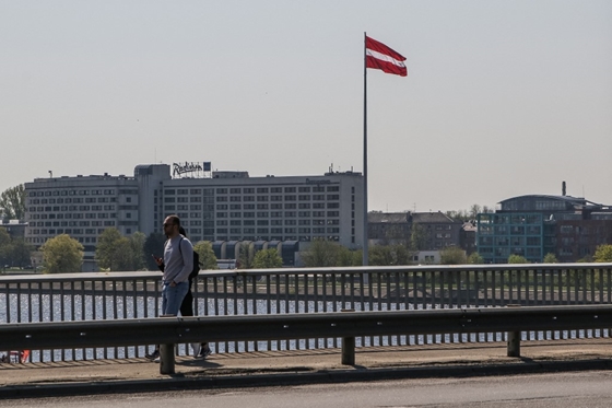 Világ: Lettország több ezer orosz állampolgárt utasít ki