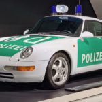 Autó: Ritka alkalom: bepattantunk egy kék villogós jubileumi Porsche 911 rendőrautóba