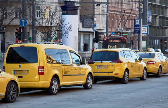 Élet+Stílus: Feltépte egy másik autó ajtaját, majd köpködni kezdett egy taxis az Árpád hídon