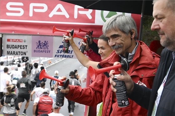 Élet+Stílus: Utolsó futóként Novák Katalin is csatlakozott a Budapest Maratonhoz