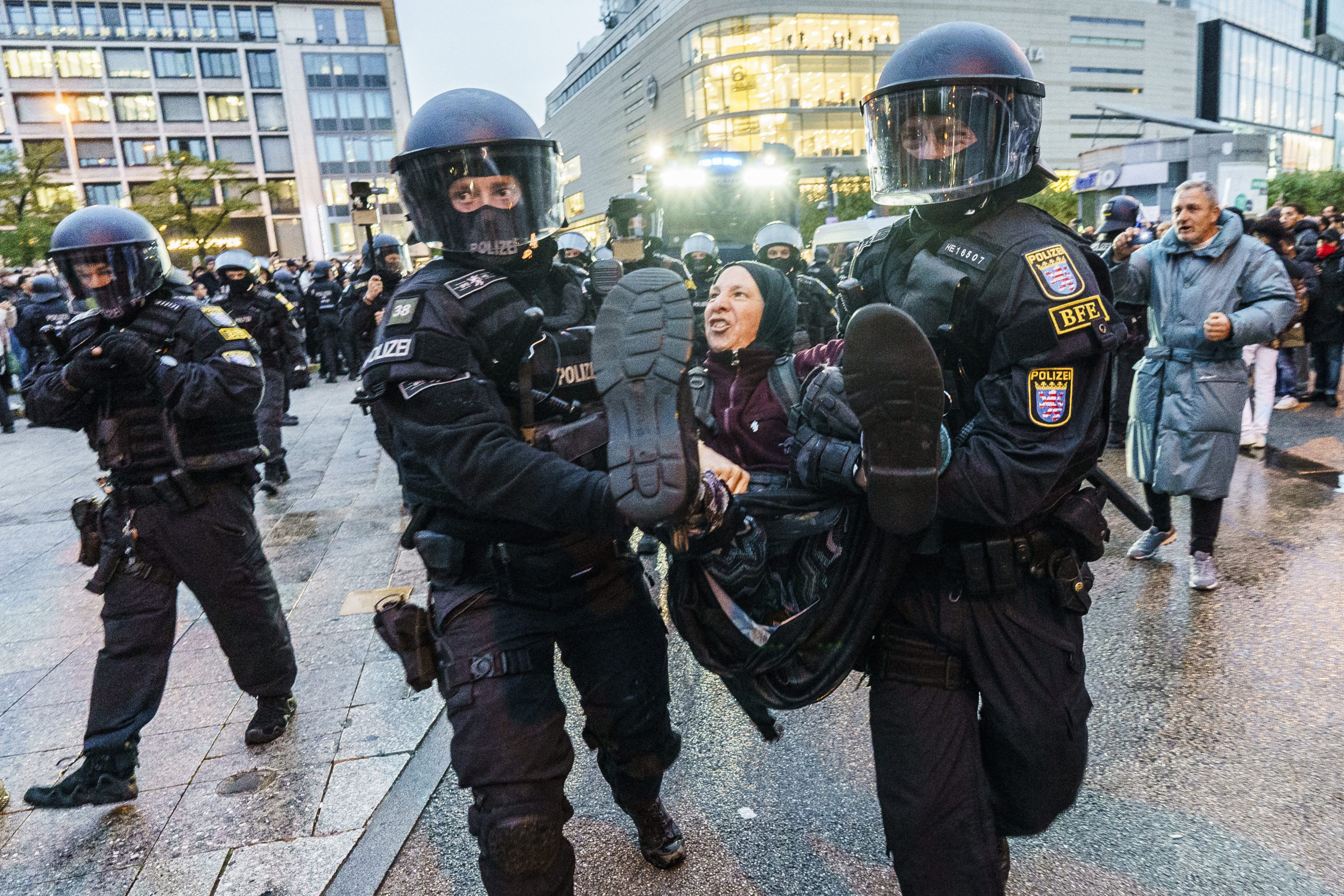 Életveszélyben a németországi zsidó emberek: Berlinben a migránsok már megjelölik a házaik ajtaját + VIDEÓ