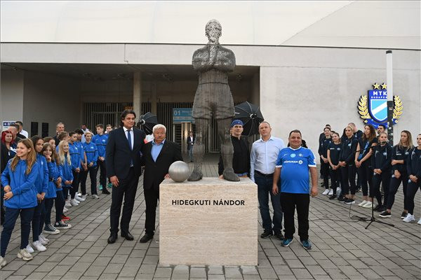 Felavatták Hidegkuti Nándor egész alakos szobrát