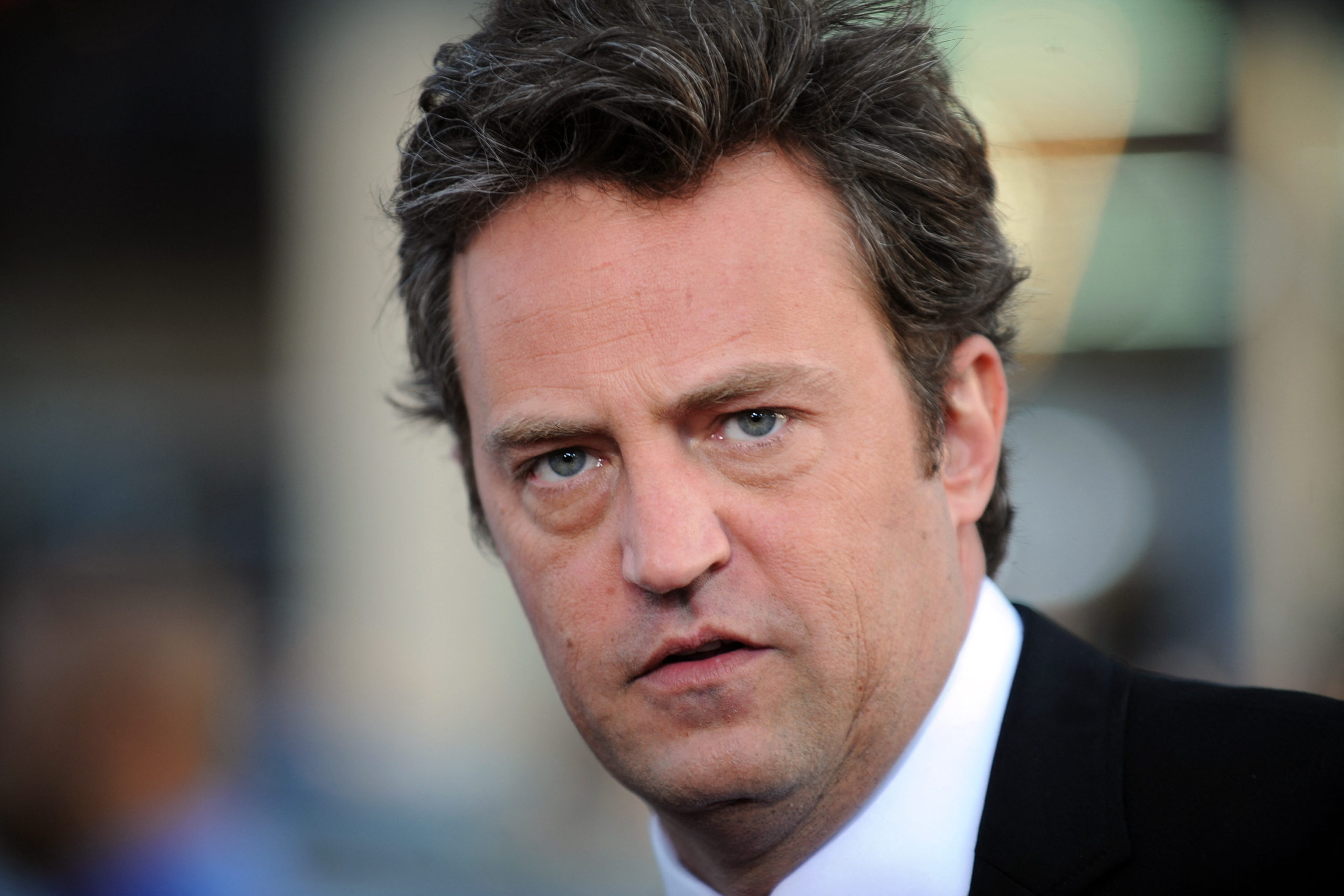 Meghalt Matthew Perry, a Jóbarátok sztárja