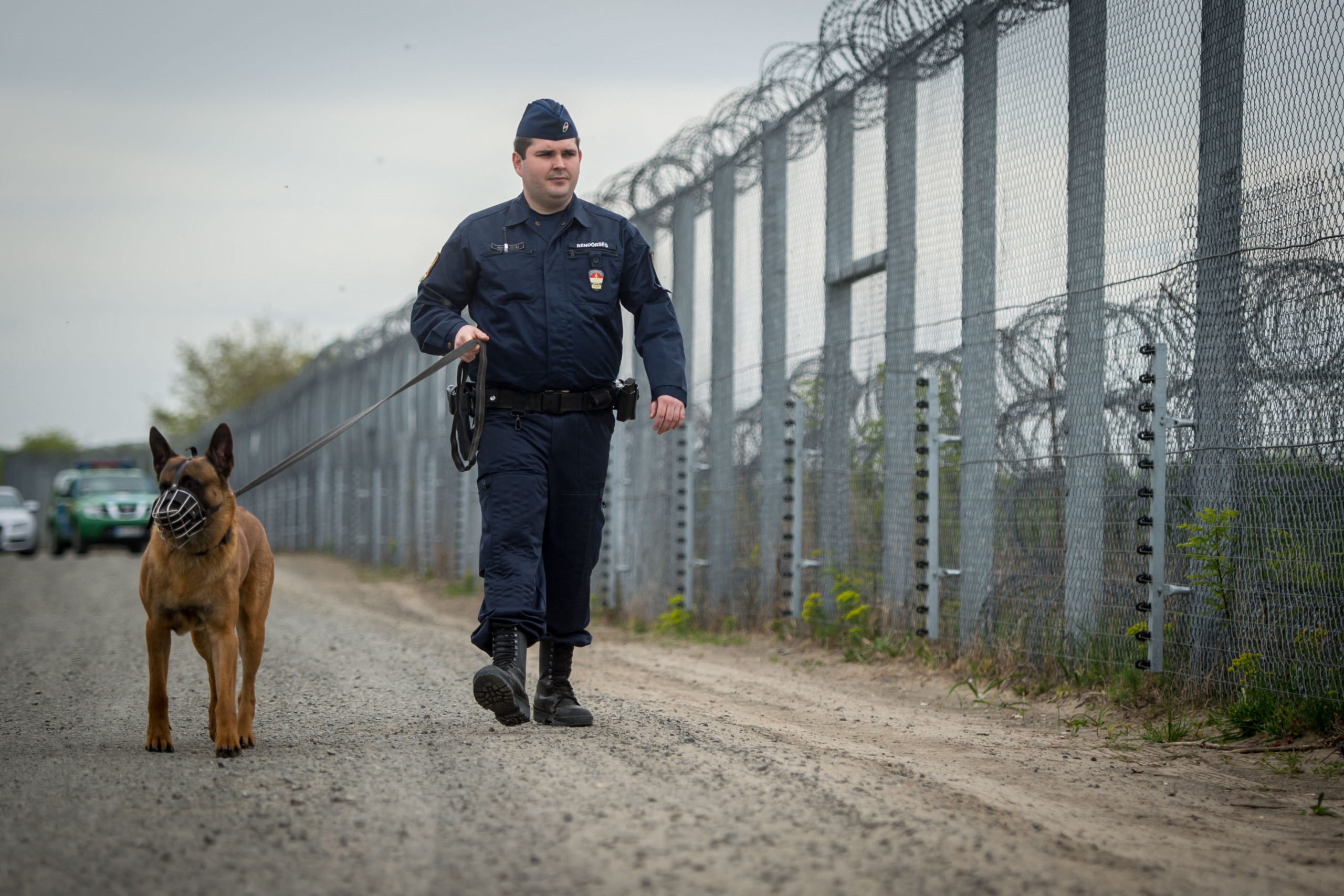 Pajzsként használják a gyerekeket a migránsok a déli határnál + VIDEÓ