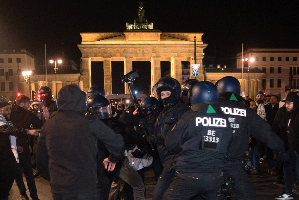 Rendőrökre támadtak palesztinpárti tüntetők Berlinben