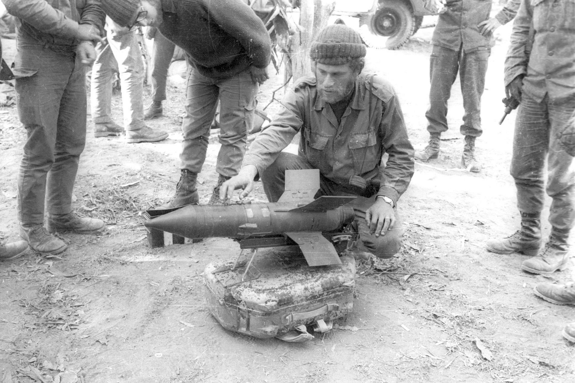 Egy, az 1973-as Jom Kippur háború során zsákmányolt Maljutkát vizsgálnak az izraeli katonák