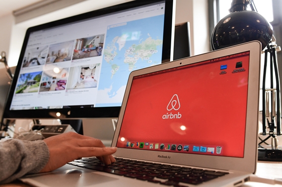 Tech: Házibuli egy Airbnb-lakásban? A mesterséges intelligencia segít lefülelni az ilyen próbálkozásokat