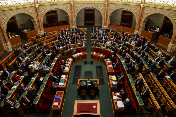 A digitális állampolgárságról szóló javaslatot tárgyalja a parlament