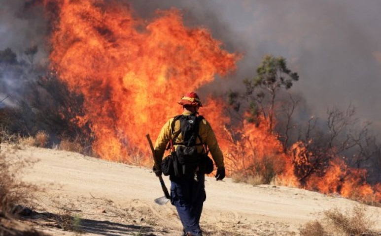 A Highland fire pusztítja Kalifornia Riverside megyéjét