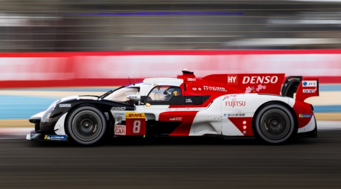 A két Toyota az első sorban a WEC-szezonzárón