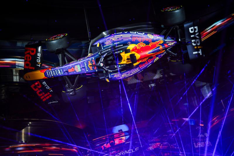 A mennyezetről lelógatva érkezett meg a Red Bull Las Vegas-i festése