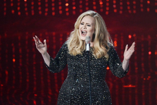 Adele különös módon tett váratlan bejelentést