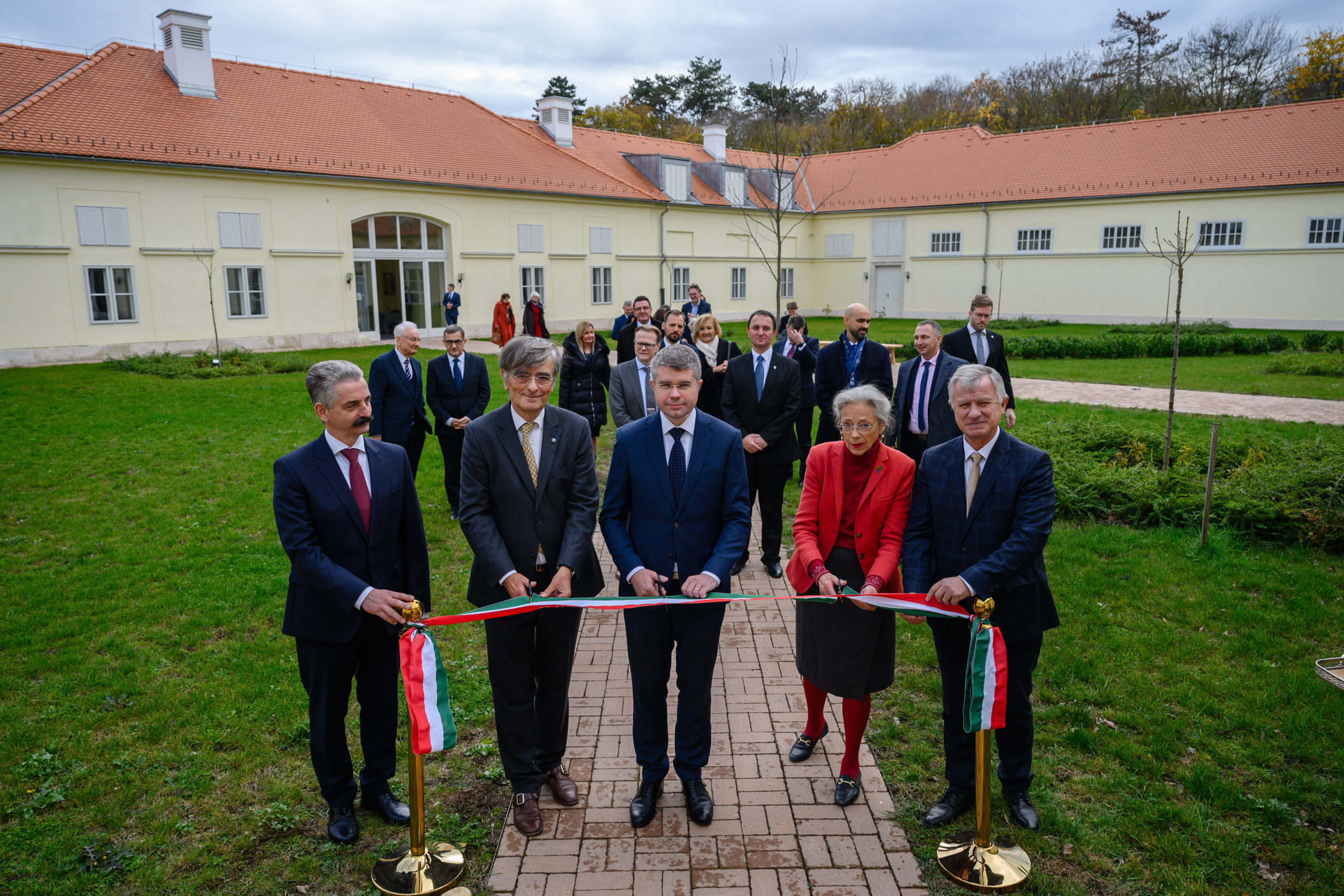 Átadták a Károlyi-kastély felújított lovardaépületét