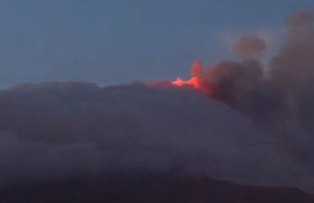 Élet+Stílus: Megint mozgolódik az Etna: több száz méteres lávaszökőkutat lövellt - nézze élőben!