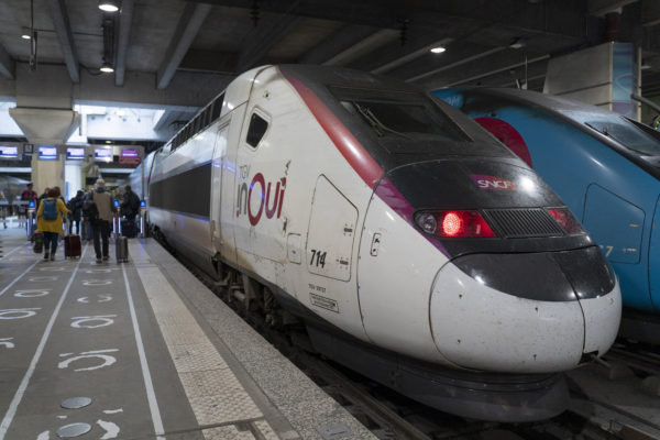 Elképesztő sebességgel száguldó vonat orrában rejtőztek el a migránsok + VIDEÓ