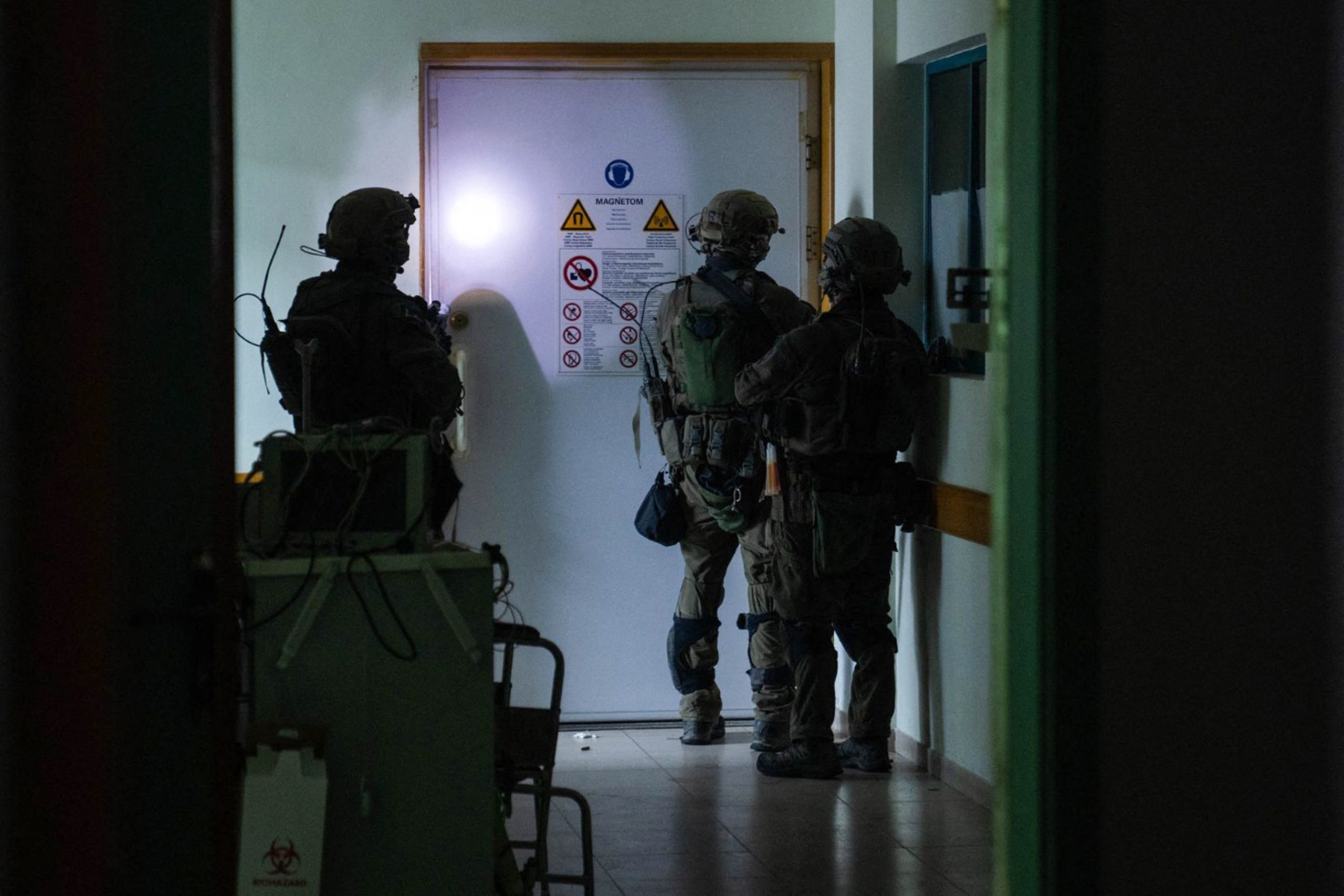 Fegyvereket és katonai felszerelést talált az izraeli hadsereg a gázai es-Sifá kórházban