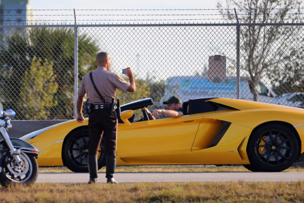 Ferrarival, pénzkötegekkel provokáltak a mogyoródi adócsalók