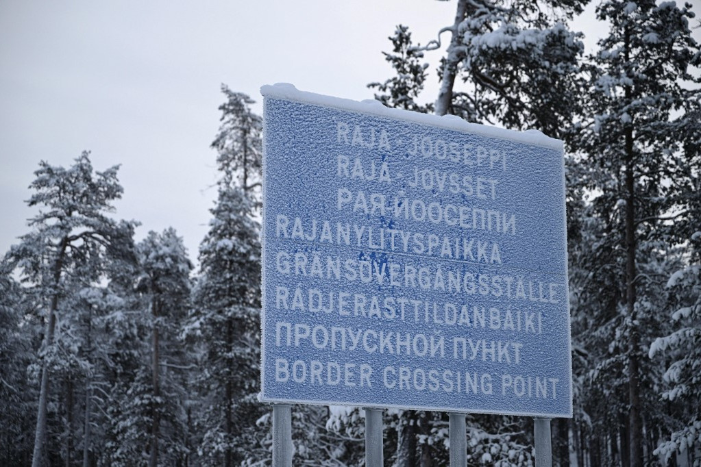 A Raja-Jooseppi nemzetközi határátkelő állomás fagyos táblája 2023. november 24-én az észak-finnországi Inariban