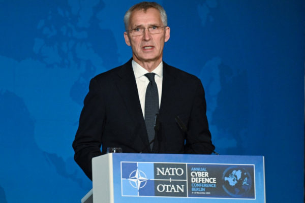 Jens Stoltenberg: A NATO tartósan növelné koszovói haderejét