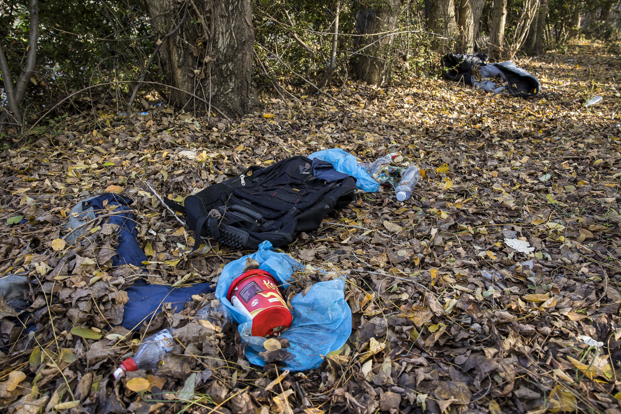 Az erdőkben sok mindent eldobálnak a migránsok, amit a gyűjtögetők később összeszednek, és eladják