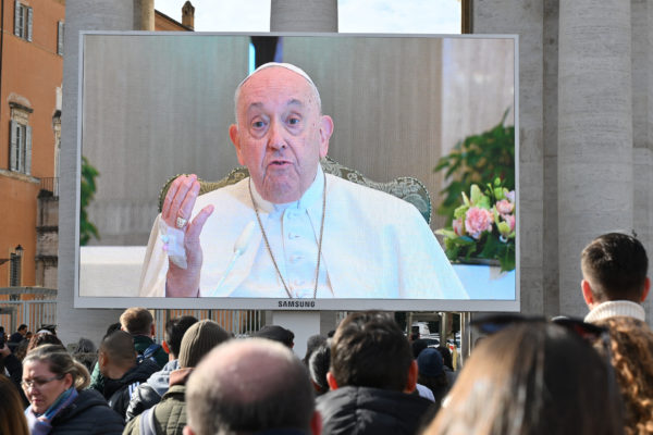 Munkatársa olvasta fel Ferenc pápa vasárnapi beszédét